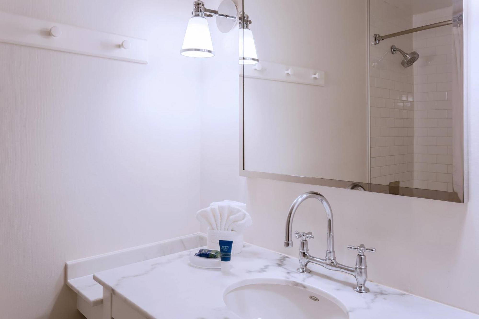 1 Bedroom Suite 1 King,1632225839:JPEG